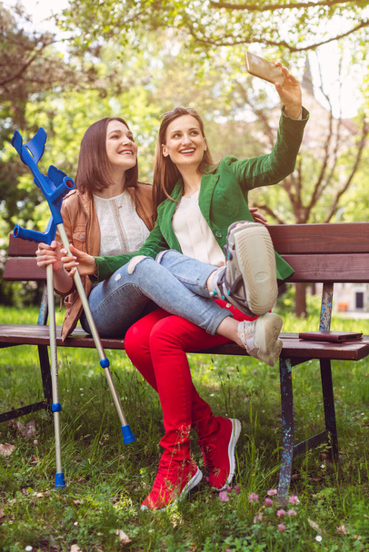 Nő és barátja egy kificamította bokáját vesz egy fotót - Fotó, kép