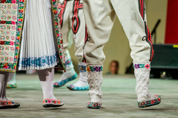 Primo piano dei calzini di lana sulle gambe del giovane ballerino rumeno in costume folcloristico tradizionale. Folclore di Romania
 - Foto, immagini