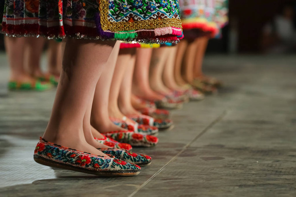 Lähellä jalat nuorten romanialaisten naisten tanssijoita perinteisen kansanperinteen puku. Romanian kansanperinne
 - Valokuva, kuva