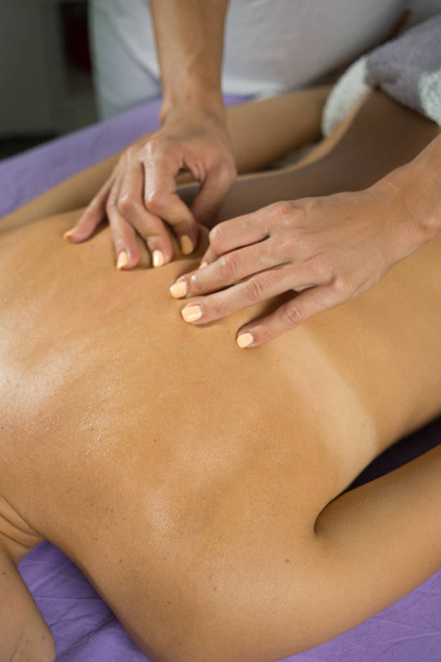 Kobieta relaksujący masaż pleców z rąk. Piękno ciało pielęgnacji koncepcji leczenia skóry. - Zdjęcie, obraz