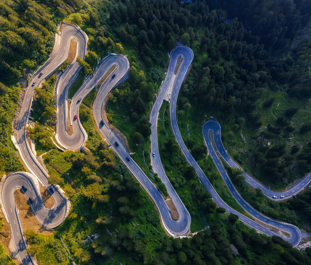 スイスのマロジャ峠道路の航空写真 - 写真・画像