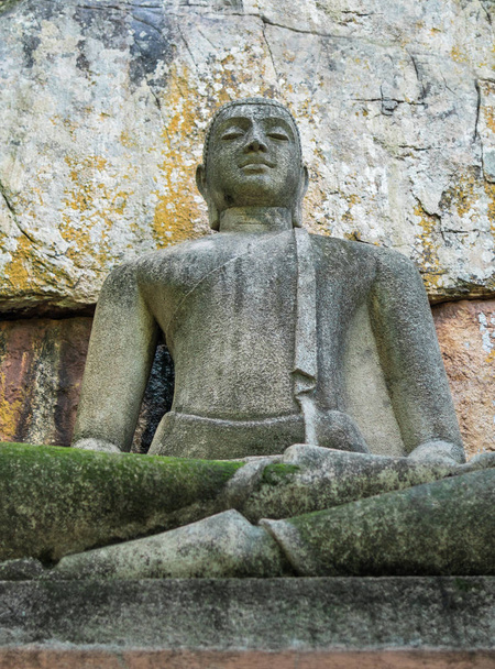 Estatua de Buda sentada en la posición de loto, hecha de hormigón
. - Foto, imagen