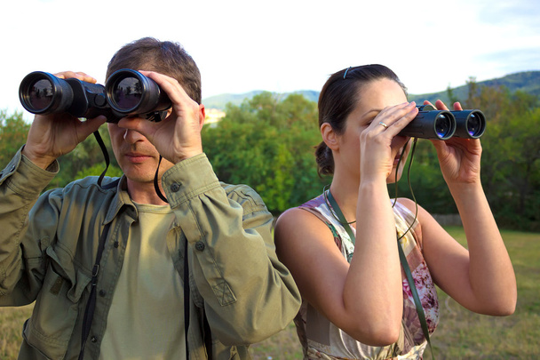 Observación de aves con prismáticos
 - Foto, imagen