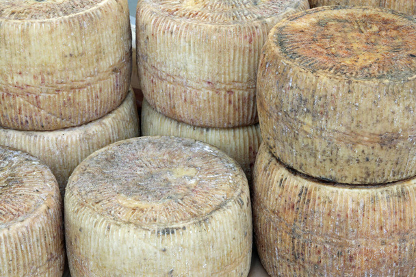 gealterten Käse zum Verkauf - Foto, Bild