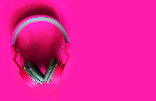 Pink headphone isolated on pink background . - Valokuva, kuva