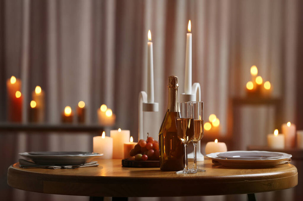 Святкова обстановка столу з палаючими свічками в приміщенні
 - Фото, зображення