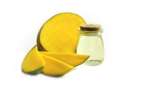 Mangovruchten, extracten en etherische olie op witte achtergrond - Foto, afbeelding