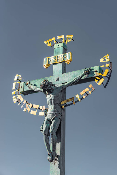 Άγαλμα της σταύρωσης του Ιησού στη γέφυρα του Καρόλου στην Πράγα,  - Φωτογραφία, εικόνα