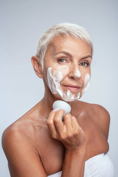 Cute woman that taking care of her skin - Фото, изображение