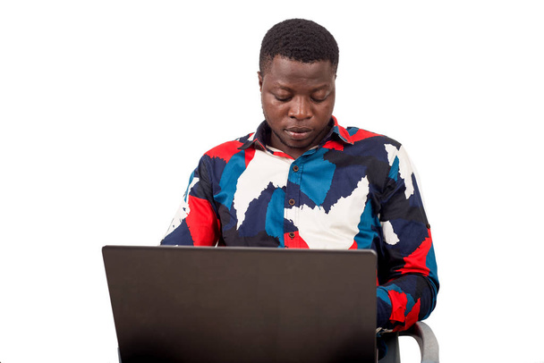 Portret młodego Afrykanina z laptopem. - Zdjęcie, obraz