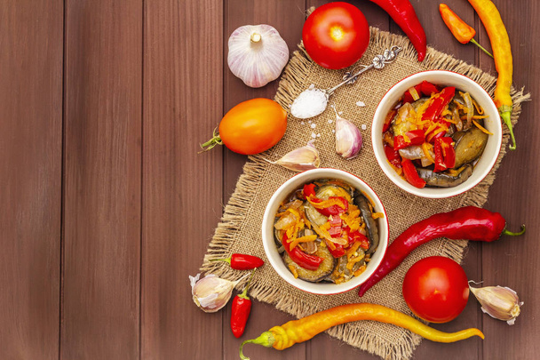 Sebze turşulu marine edilmiş salata: patlıcan, havuç, biber, domates, sarımsak - Fotoğraf, Görsel