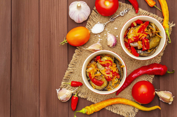 Sałatka marynowana z warzywami marynowanymi: bakłażan, marchew, pieprz, pomidor, czosnek - Zdjęcie, obraz