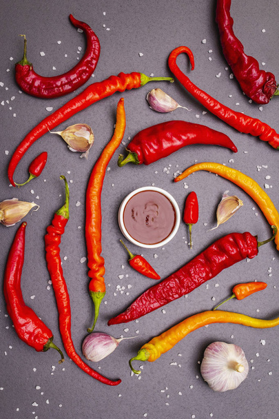 Παραδοσιακή σάλτσα Sriracha με υλικά - Φωτογραφία, εικόνα