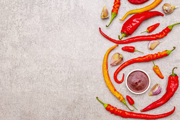 Molho tradicional Sriracha com ingredientes
 - Foto, Imagem