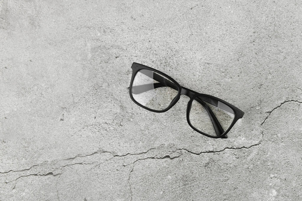 černé brýle na betonovém pozadí. Dva páry 3D brýlí na šedém betonovém pozadí. Horní pohled, kopírovací prostor. Dva páry 3D brýlí na šedém betonovém pozadí. Horní pohled, kopírovací prostor  - Fotografie, Obrázek