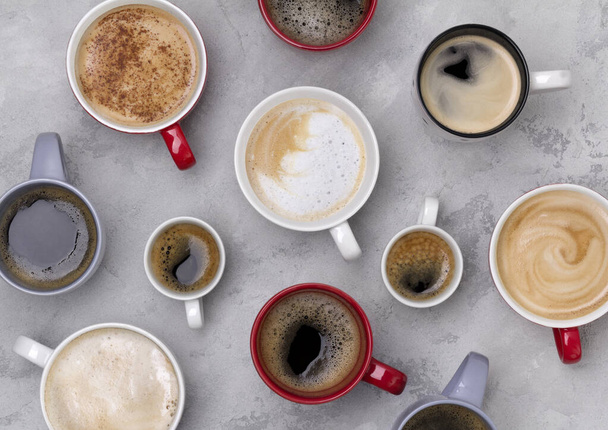 Varios café en diferentes tazas en el fondo gris concreto
 - Foto, Imagen
