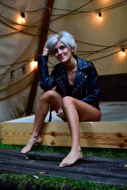 sexy blonde seule dans la tente avec des guirlandes de romance et de cuir j
 - Photo, image