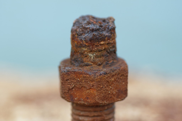 Primer plano sobre un perno oxidado corrosivo con tuerca
 - Foto, imagen