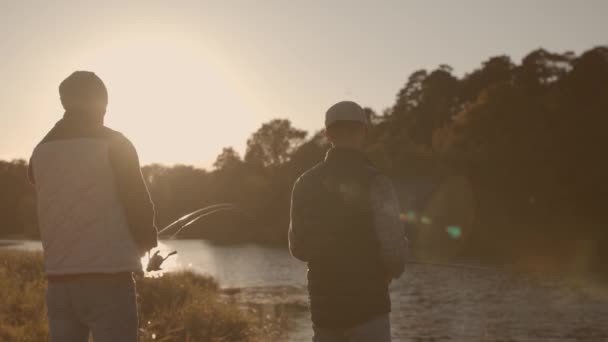 Рибалки приятелі, які кружляють, ловлять рибу на річці. Фішери на вихідних. Хобі, дозвілля та активна концепція літа та осені.. - Кадри, відео