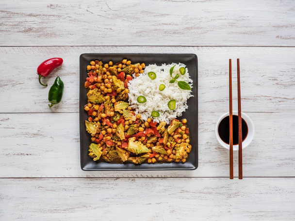 Curry romanesco kaali ja riisi
 - Valokuva, kuva