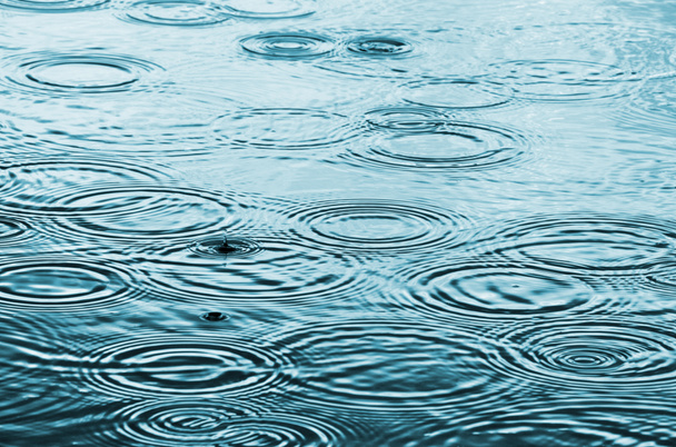 Капли дождя на поверхности воды - Фото, изображение
