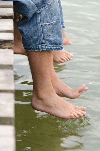 de voeten van de pier inweken - Foto, afbeelding