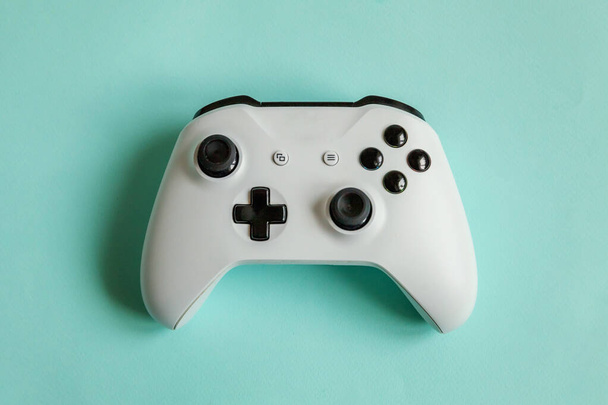 Bílý joystick gamepad, herní konzole izolované na pastelově modré barevné trendy pozadí - Fotografie, Obrázek