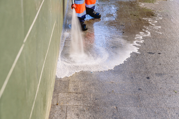 Čištění pracovník házení tlakové vody na čištění chodníků o - Fotografie, Obrázek