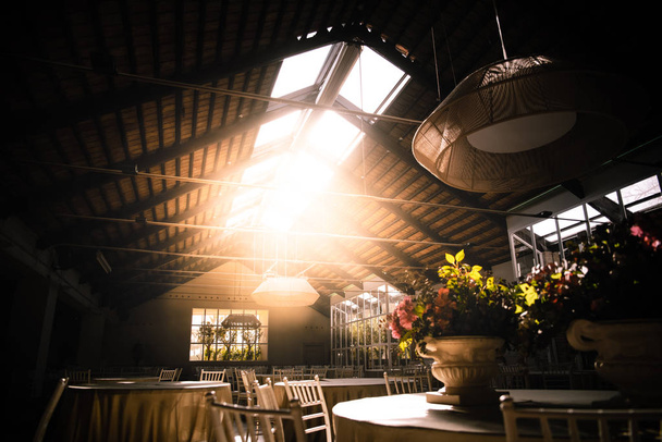 Interior de un restaurante rural para eventos elegantemente decorados en
 - Foto, Imagen