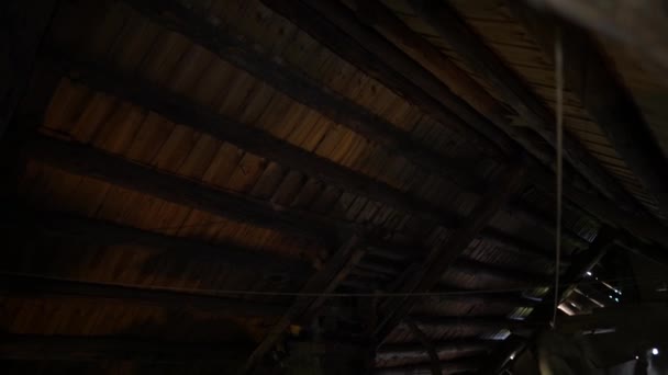 Pionowa panorama strychu w starym wiejskim domu - Materiał filmowy, wideo