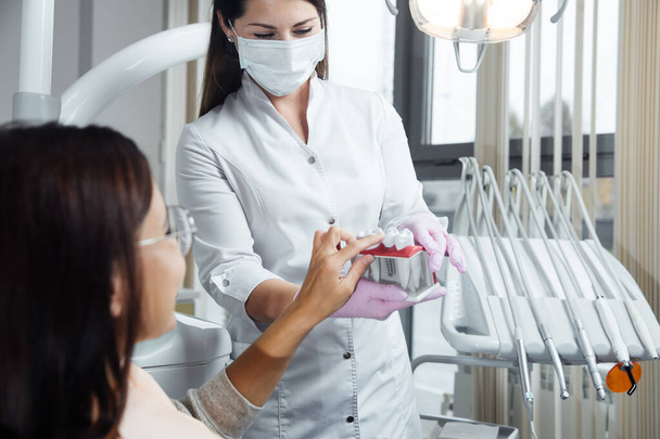 Una mujer se está preparando para un examen dental. Mujer con dientes examinados en dentistas
.  - Foto, imagen