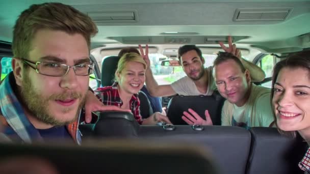Un gruppo di amici sta facendo una foto insieme in un furgone mentre guida un autista
. - Filmati, video