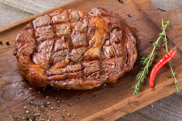Rib Eye Steak auf Holzbrett, Nahaufnahme - Foto, Bild