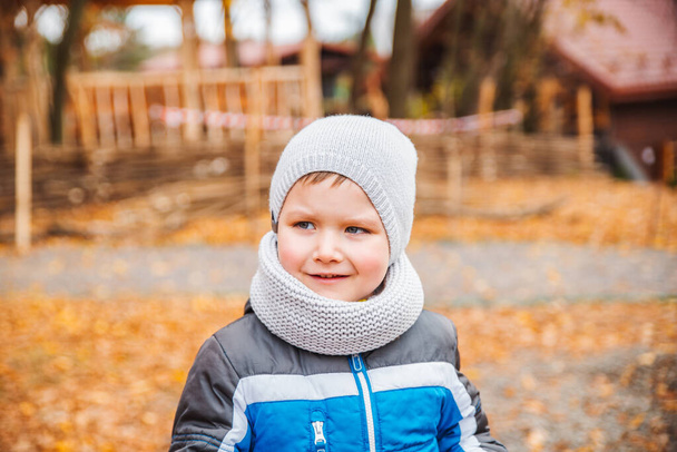 Porträt eines 5-jährigen Jungen im Herbst-Outfit - Foto, Bild