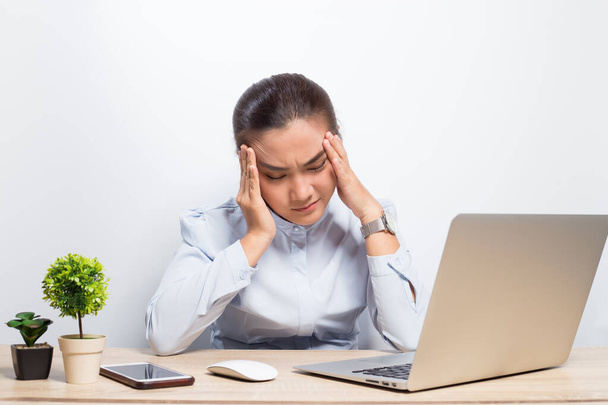 Kobieta ma ból głowy po ciężkiej pracy - Zdjęcie, obraz