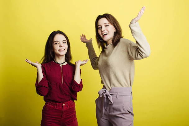 Изображение счастливых молодых девушек, стоящих на желтом фоне. Девушки
 - Фото, изображение