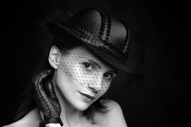 Black and white portrait of a beautiful girl in a hat with seduc - Foto, afbeelding