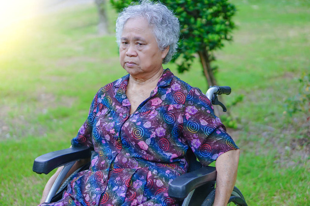 Seniorin im Rollstuhl im Park: Gesundes starkes medizinisches Konzept - Foto, Bild