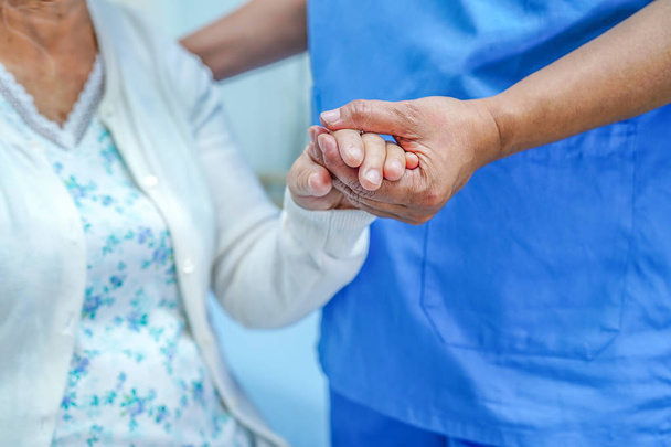 Tenir la main touchante Vieille dame asiatique âgée ou âgée patiente avec amour, soins, aide, encouragement et empathie à l'hôpital infirmier : concept médical solide et sain
 - Photo, image