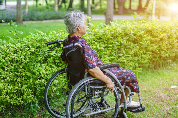 Vieille dame asiatique âgée ou âgée patiente en fauteuil roulant dans le parc : concept médical fort et sain
 - Photo, image