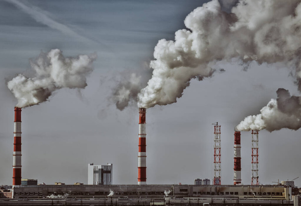 fábricas de poluição fumaça dos tubos
 - Foto, Imagem