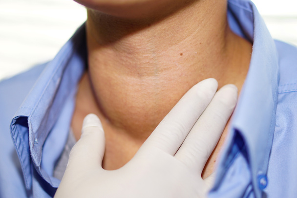 Пациентка азиатской женщины имеет аномальное расширение щитовидной железы Гипертиреоз (гиперактивный щитовидной железы) в горле: здоровое сильное медицинское понятие
 - Фото, изображение