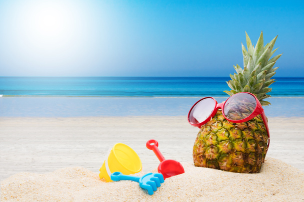 piña en la playa tomar el sol, vacaciones y verano
 - Foto, imagen