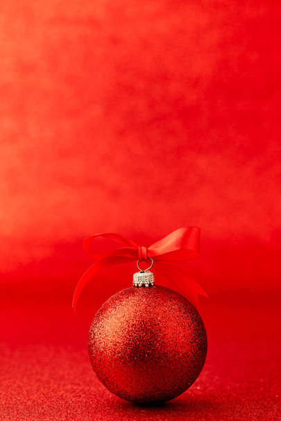 Red christmas ball on shiny blur background - Fotografie, Obrázek