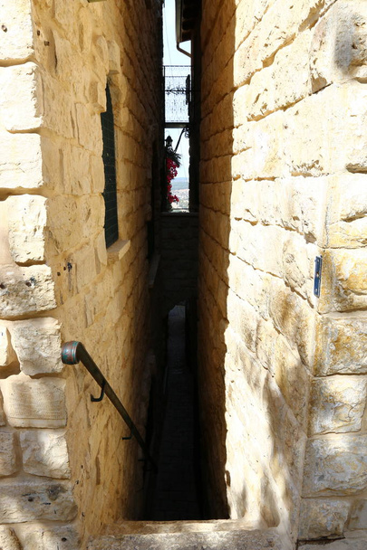 Safed to miasto Kabalistów na północy państwa Izrael, święte miasto dla Żydów. Położony na wysokości 900 m nad poziomem morza w górach Górnej Galilei  - Zdjęcie, obraz