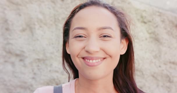 junge brünette Dame lächelt im Freien - Filmmaterial, Video