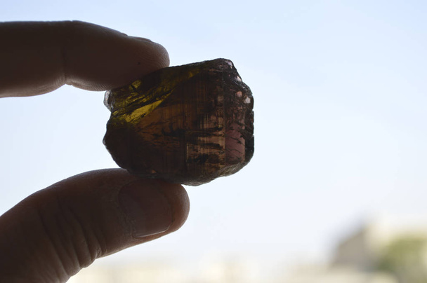 Axinite Crystal λιλά καφέ χρώμα πολλαπλών εφέ - Φωτογραφία, εικόνα