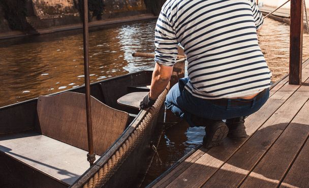A mão do homem com o barco amarrando corda. Marinheiro marinheiro gondoleiro Iates
 - Foto, Imagem