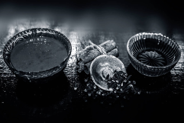 cinnamon powder mask, tea and cloves on table - Фото, зображення