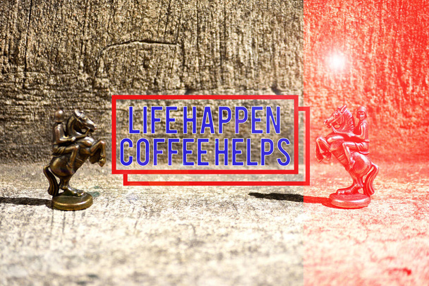 Life Happen Coffeeを示すテキスト記号が役立ちます。問題を抱えているときに概念的な写真は熱い飲み物を持っています2つのブロンズチェスの駒の騎士が集中してお互いに直面し、焦点を当て. - 写真・画像